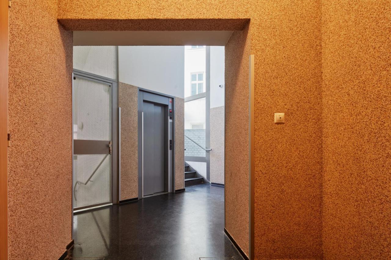 Days - Modern In New Town * Prag